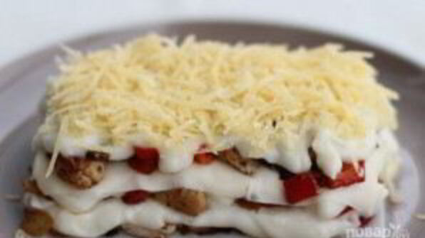 лазанья с курицей и соусом бешамель