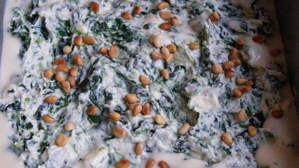 лазанья со шпинатом, рикоттой и кедровыми орешками