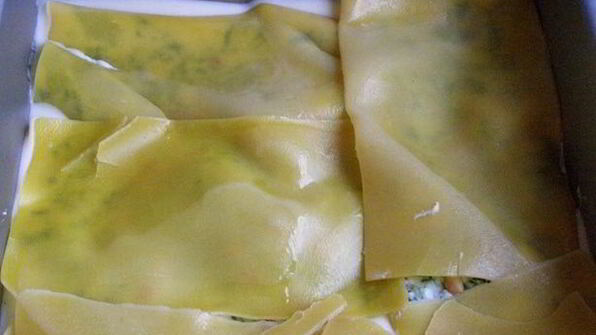 лазанья со шпинатом, рикоттой и кедровыми орешками