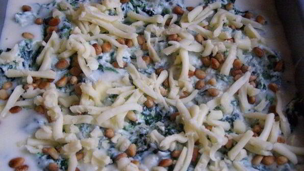 лазанья со шпинатом, рикоттой и кедровыми орешками