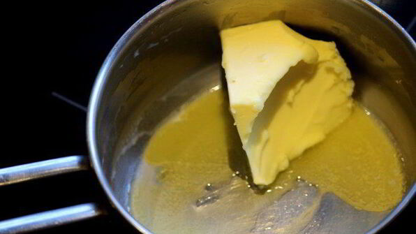 черная паста с грибами и соусом бешамель