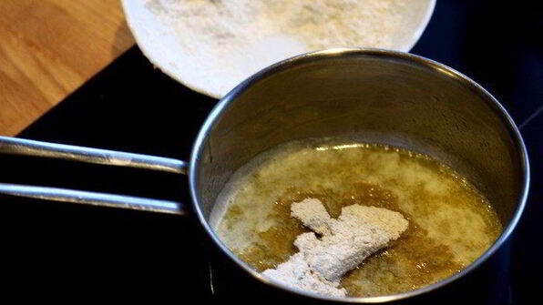 черная паста с грибами и соусом бешамель