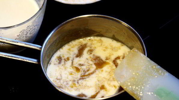 черная паста с грибами и соусом бешамель