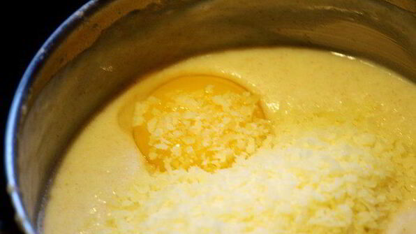 черная паста с грибами и соусом бешамель