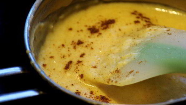 черная паста с грибами и соусом бешамель