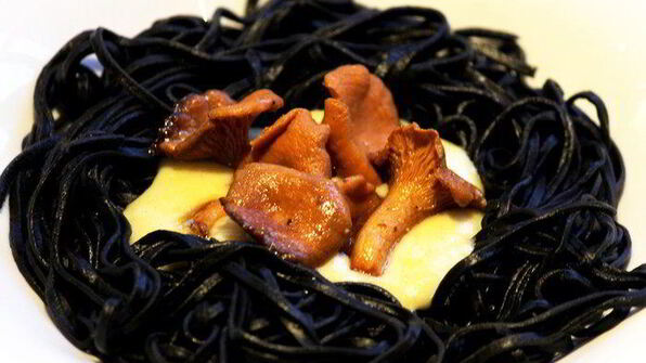 черная паста с грибами и соусом бешамель