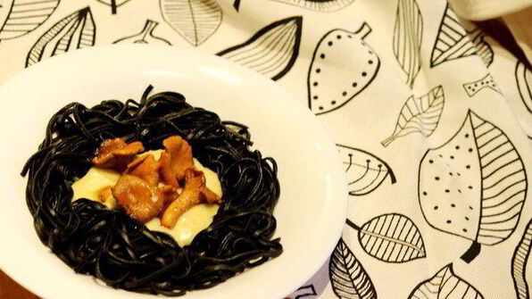 черная паста с грибами и соусом бешамель