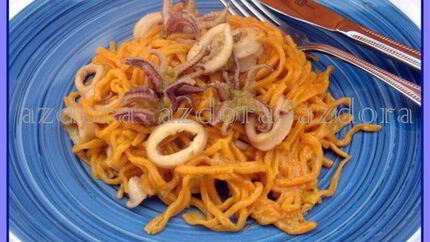 Домашняя красная музыкальная паста с соусом из кальмаров