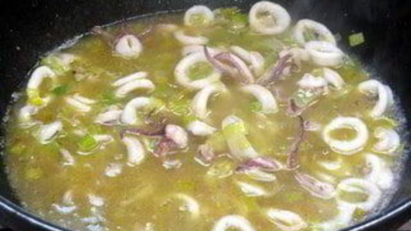 домашняя красная музыкальная паста с соусом из кальмаров