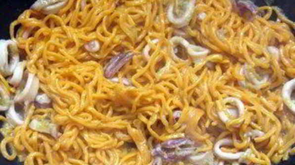 домашняя красная музыкальная паста с соусом из кальмаров