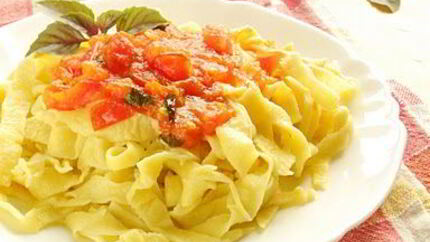 Домашняя паста с томатным соусом и базиликом