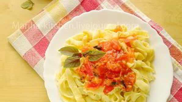 домашняя паста с томатным соусом и базиликом