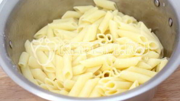 макароны перья с овощной подливой