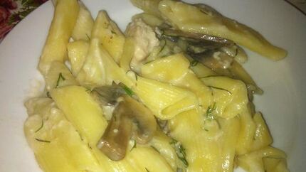 Макароны с грибами и курицей в сливочном соусе