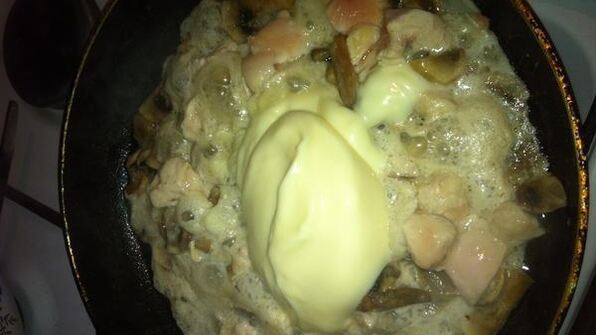 макароны с грибами и курицей в сливочном соусе