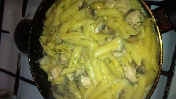 макароны с грибами и курицей в сливочном соусе