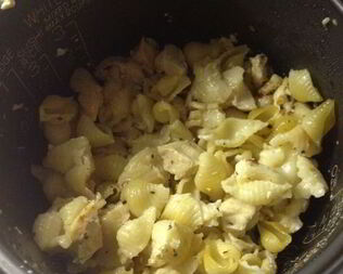 Макароны с куриными грудками в мультиварке