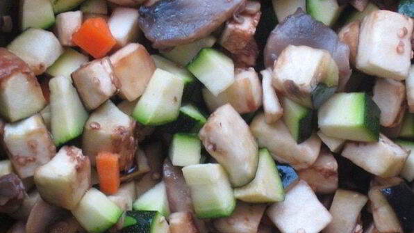 паста c курицей, овощами и грибами