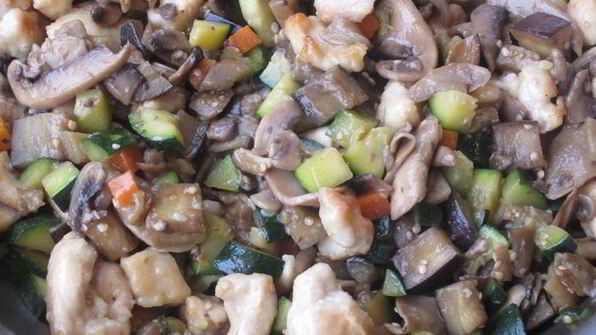 паста c курицей, овощами и грибами