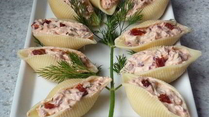 Паста конкильони с начинкой из вяленых томатов и копченого окорока