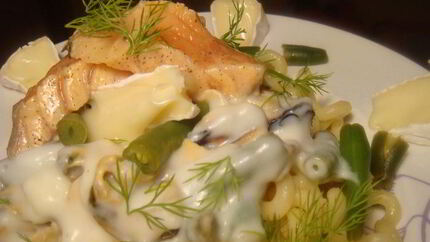 Паста под соусом Бешамель с мидиями и маринованным лососем