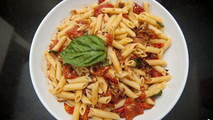 Паста с беконом и помидорами