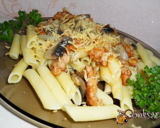Паста с грибами и кусочками фарша в томатном соусе