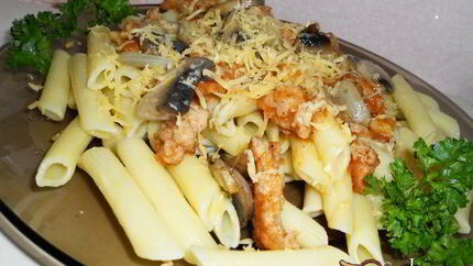 Паста с грибами и кусочками фарша в томатном соусе