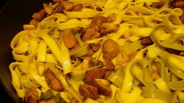 паста с каштанами, грибами и шалфеем