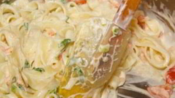 паста с красной рыбой и красной икрой