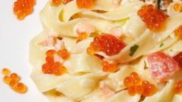 паста с красной рыбой и красной икрой
