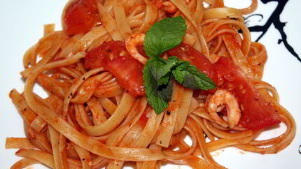 Паста с креветками под томатно-чесноным соусом