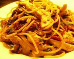 Паста с курицей, маслинами и вялеными помидорами
