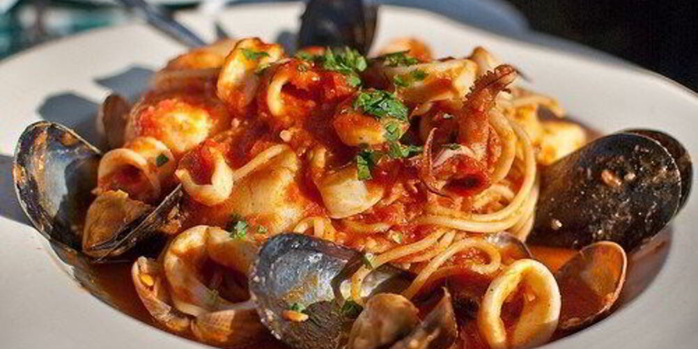 Рецепт пасты с морепродуктами, зеленью и чесноком в томатном соусе