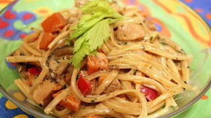 Паста с помидорами и курицей