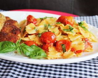 Паста с помидорами и сыром