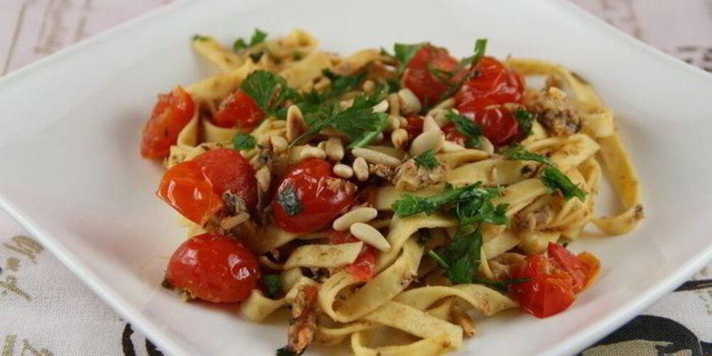 Рецепт пасты с сардинами, помидорами черри и кедровыми орешками