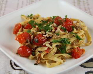 Паста с сардинами, помидорами черри и кедровыми орешками