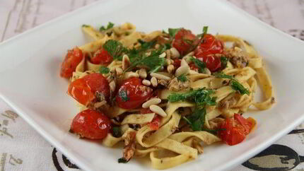 Паста с сардинами, помидорами черри и кедровыми орешками