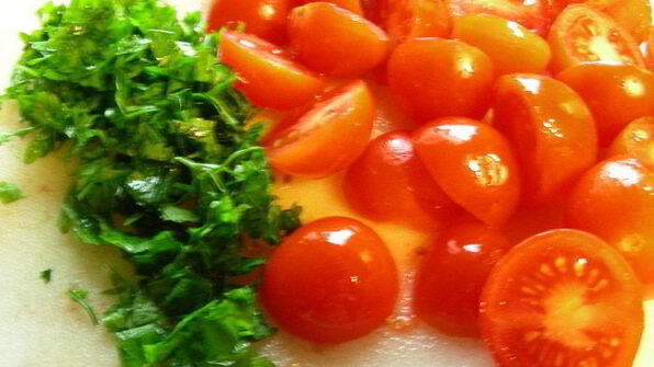 паста с сардинами, помидорами черри и кедровыми орешками