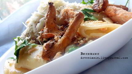 Паста с семгой, лисичками и грецкими орехами