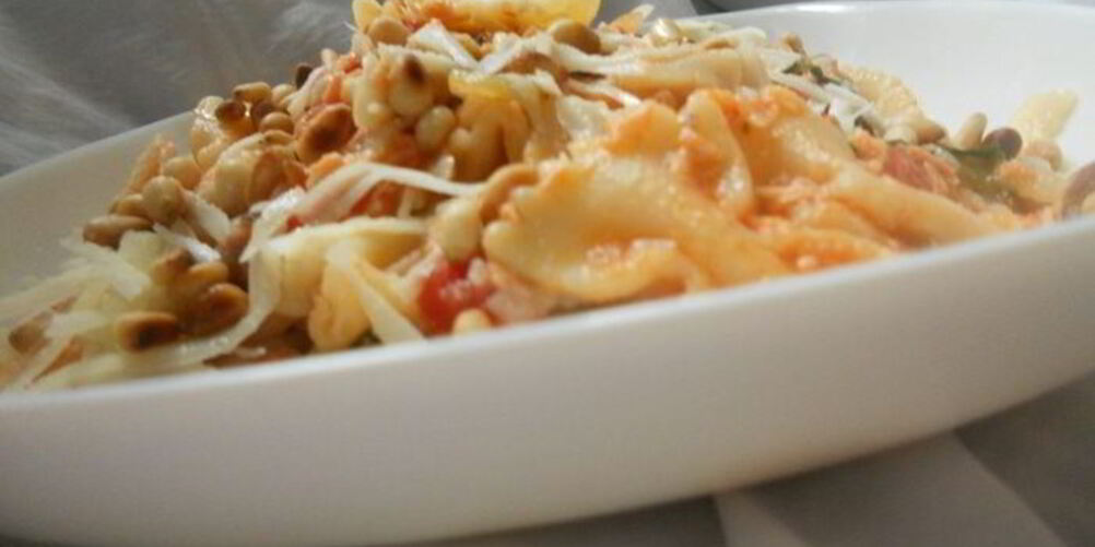 Рецепт пасты с семгой, томатами и кедровыми орешками