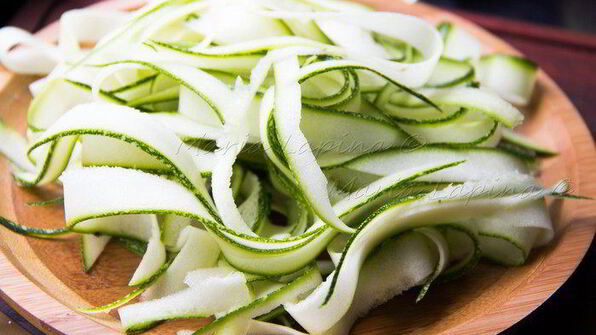 паста с цукини, креветками и сыром