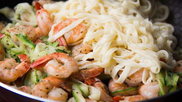 паста с цукини, креветками и сыром