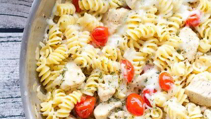 Пряная паста с курицей и помидорами