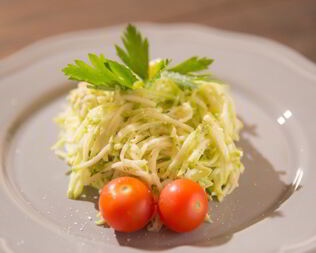 Спагетти из кабачка под ореховым соусом