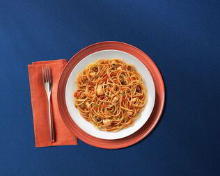 Спагетти с оливковым соусом и куриным филе