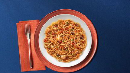 Спагетти с оливковым соусом и куриным филе