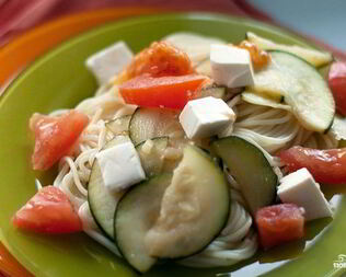 Спагетти с цукини и помидорами