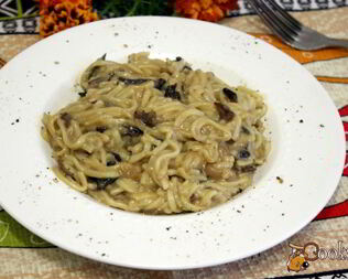 Спагетти в соусе из сушеных грибов